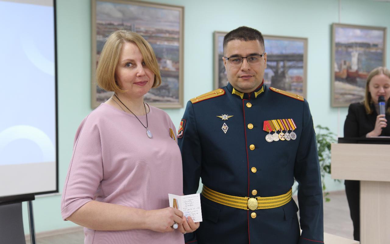 ФОТО к новости: Урок мужества, честности и нравственности: и.о. ректора, преподаватели и студенты НГПУ встретились с директором школы – участником СВО