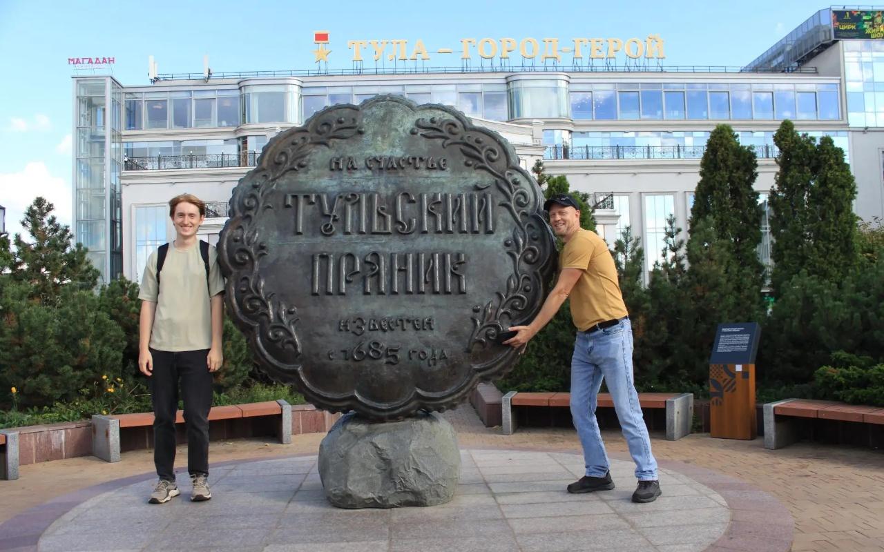 ФОТО к новости: В гостях у классика искусства: преподаватель НГПУ поработал волонтером в музее Поленова