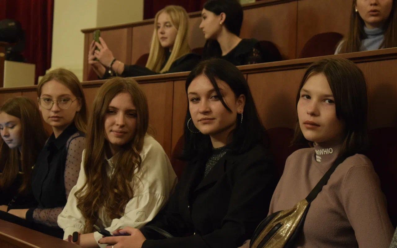 ФОТО к новости: Участники «Университетской смены» посетили Новосибирский театр оперы и балеты