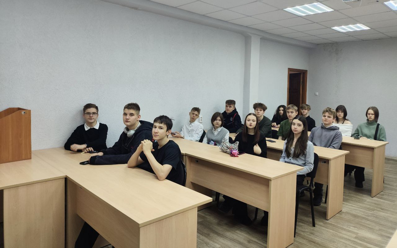 ФОТО к новости: В ИФиМ НГПУ прошла встреча со школьниками медиаклассов Новосибирска