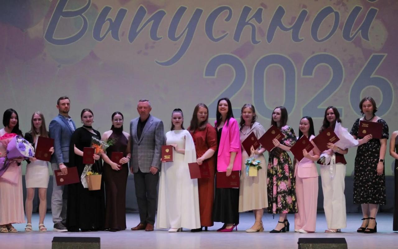 ФОТО к новости: Каждый шестой выпускник ИЕСЭН 2026 года закончил НГПУ с отличием 