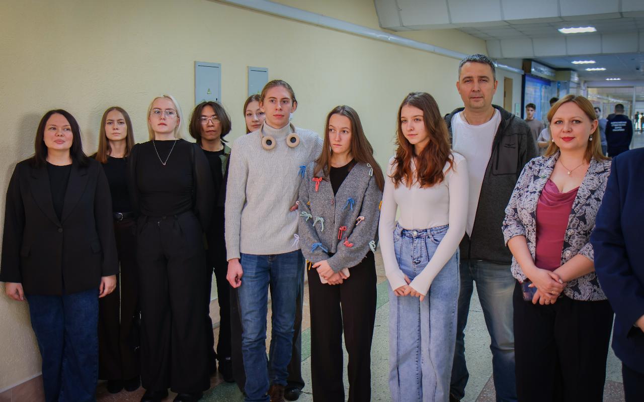 ФОТО к новости: В НГПУ почтили память героев: возложение цветов и урок мужества в День Героев Отечества