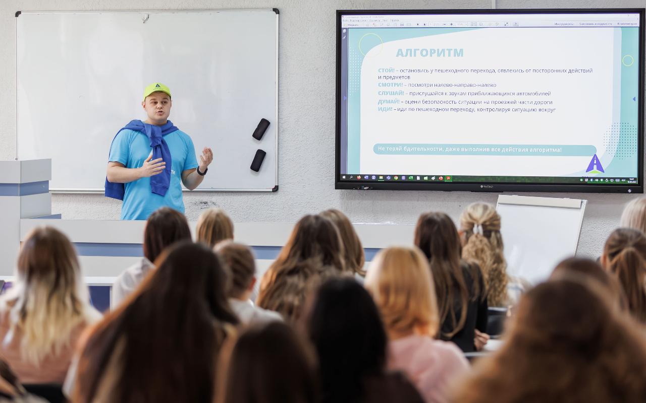 ФОТО к новости: И весело, и серьезно: студенты НГПУ напомнили подрастающему поколению Новосибирска о правилах дорожного движения