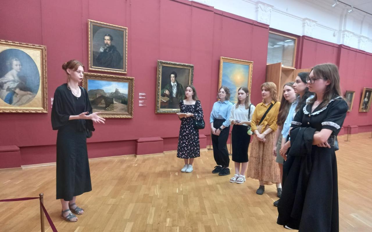 ФОТО к новости: Экзамен среди шедевров: студенты ИКиМП НГПУ сдавали дисциплину «Мировая художественная культура» в залах музея
