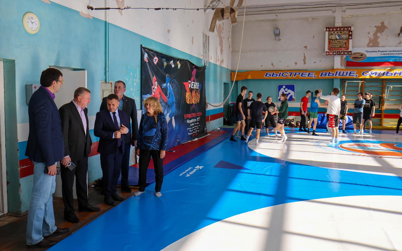 ФОТО к новости: В школе каждый день не похож на предыдущий: и. о. ректора НГПУ Сергей Нелюбов пообщался с будущими историками