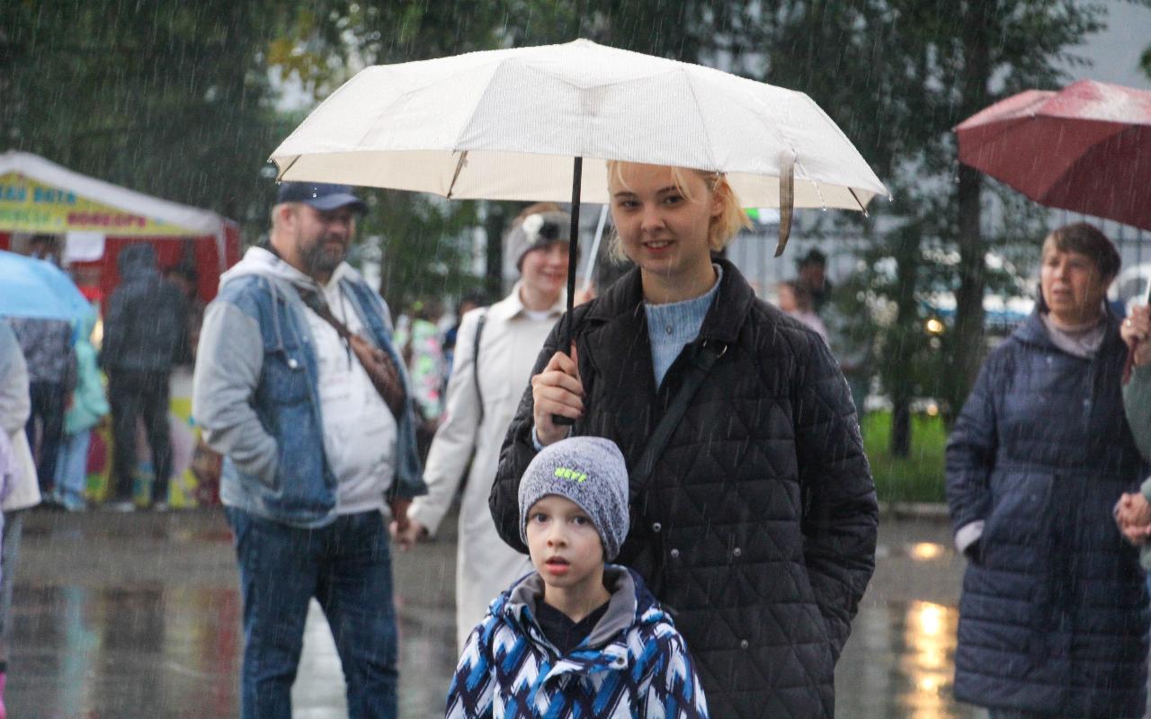 ФОТО к новости: На площади НГПУ отметили «День соседей»