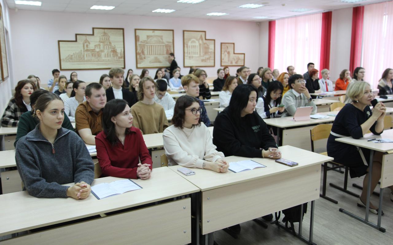 ФОТО к новости: Язык как средство сближения: в НГПУ обсудили культурные связи России с её соседями