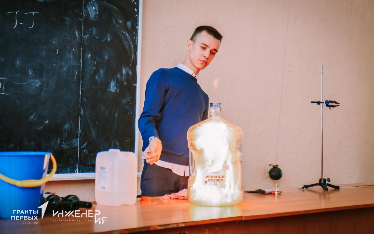 ФОТО к новости: ИНЖЕНЕРиЯ: школьники проложили путь в будущее 