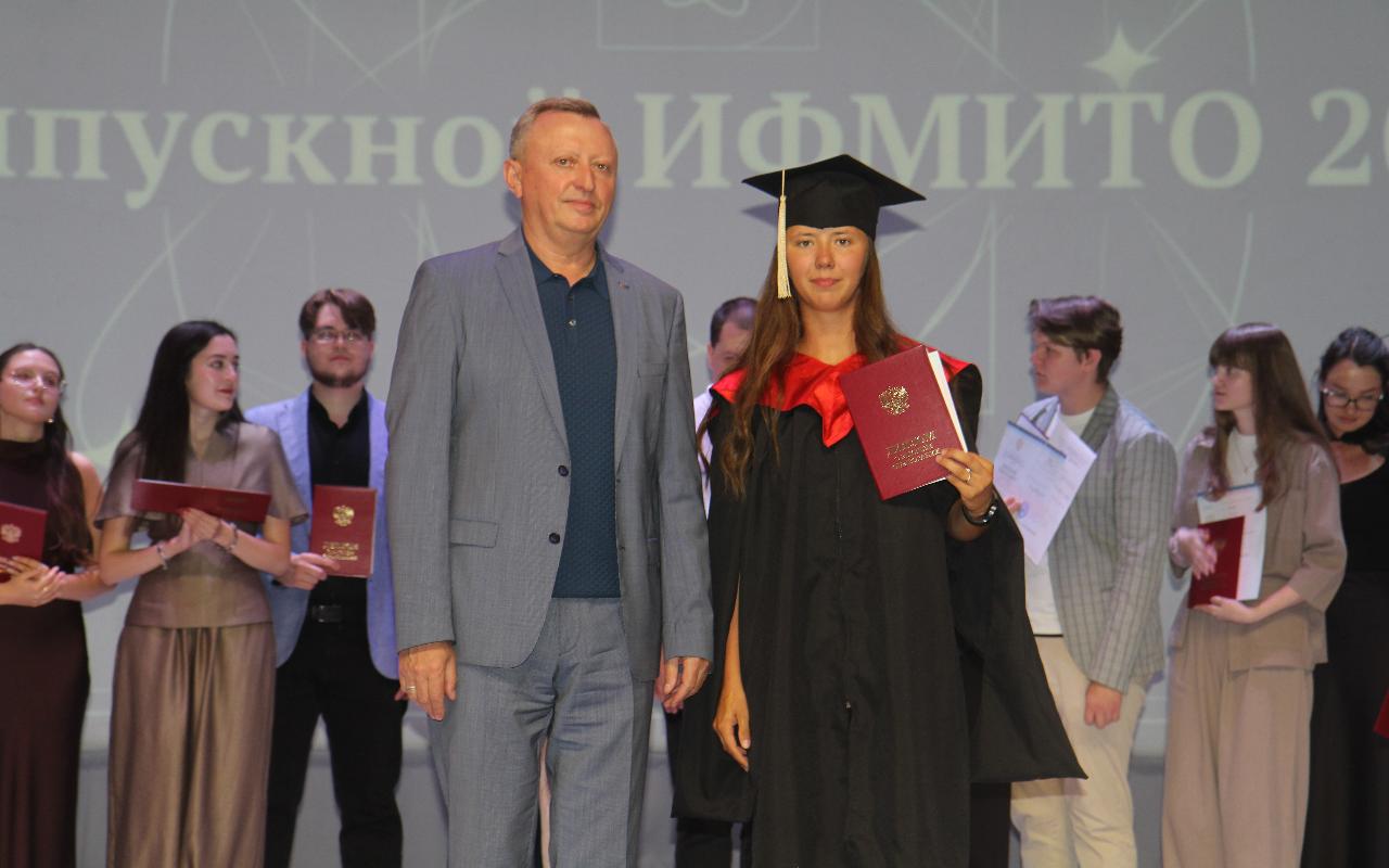 ФОТО к новости: В ИФМИТО - 32 «красных» диплома: НГПУ продолжает чествовать выпускников-2026