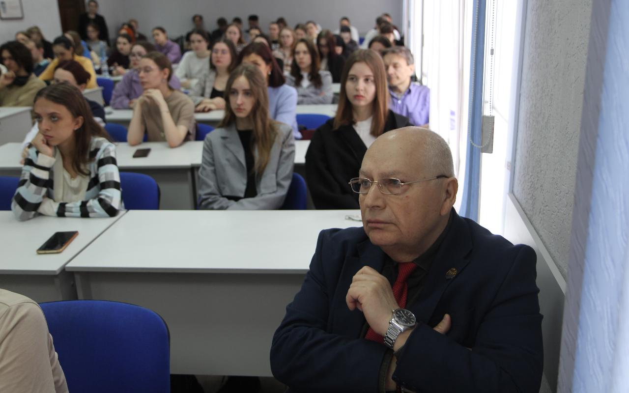 ФОТО к новости: Так начиналась война: со студентами НГПУ провели «Разговор о важном», посвящённый первым месяцам Великой Отечественной