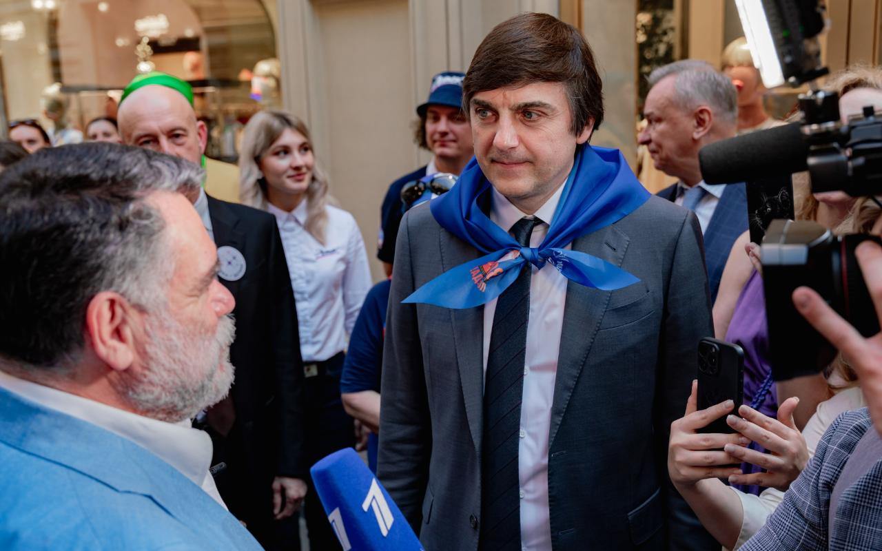 ФОТО к новости: Сергей Кравцов открыл в ГУМе выставку к 100-летию МДЦ «Артек»
