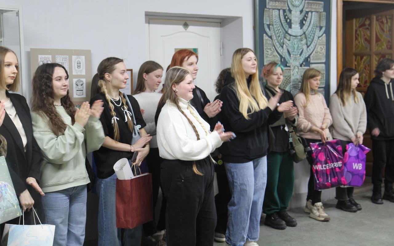 ФОТО к новости: Языком пэчворка и папье-маше: кафедра декоративно-прикладного искусства НГПУ проводит новую выставку