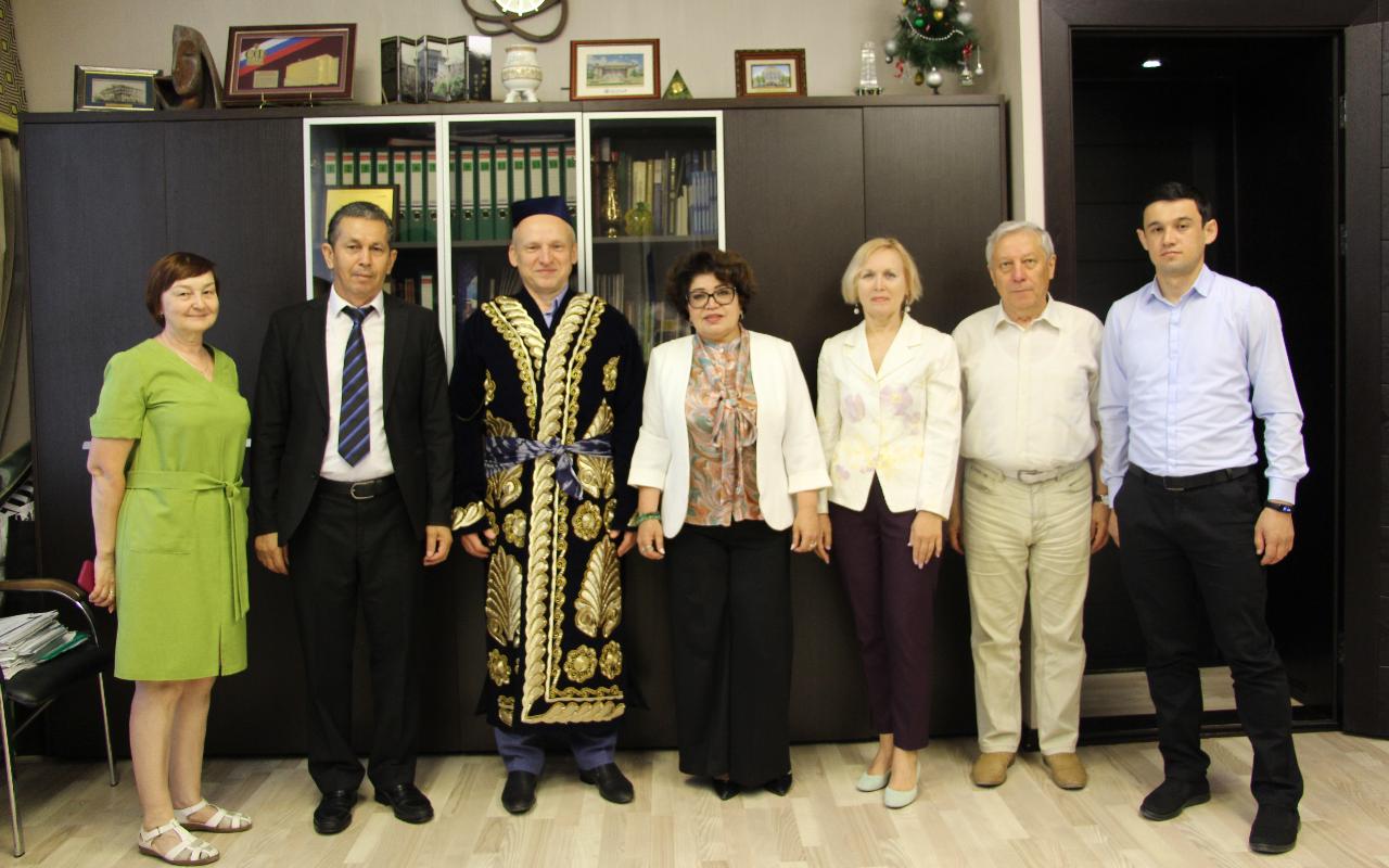 ФОТО к новости: Партнеры по искусству: НГПУ подписал соглашение с вузом Узбекистана