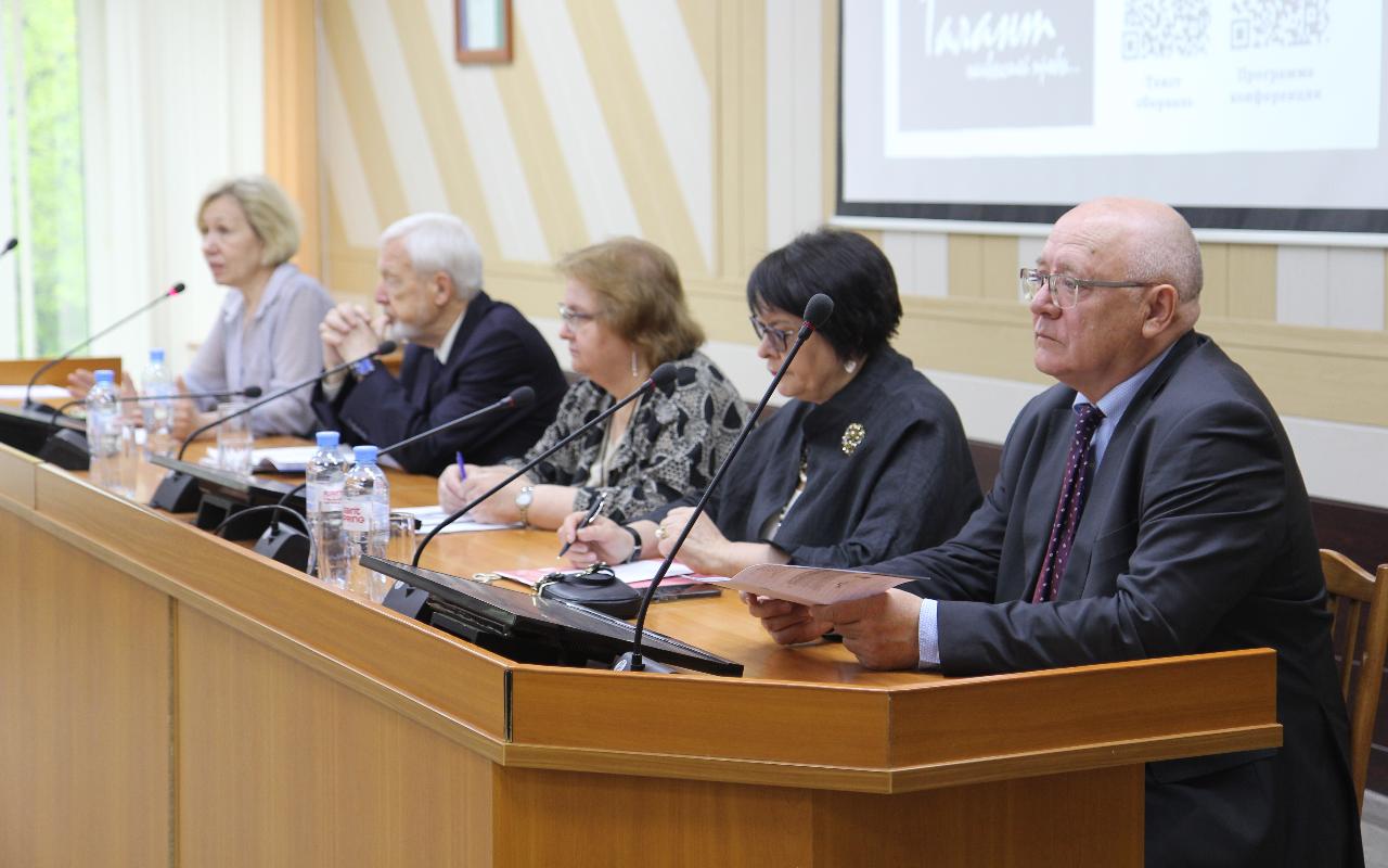 ФОТО к новости: «Вторая мама» нескольких поколений археологов: 100-летие профессора Татьяны Николаевны Троицкой в НГПУ отметили научной конференцией