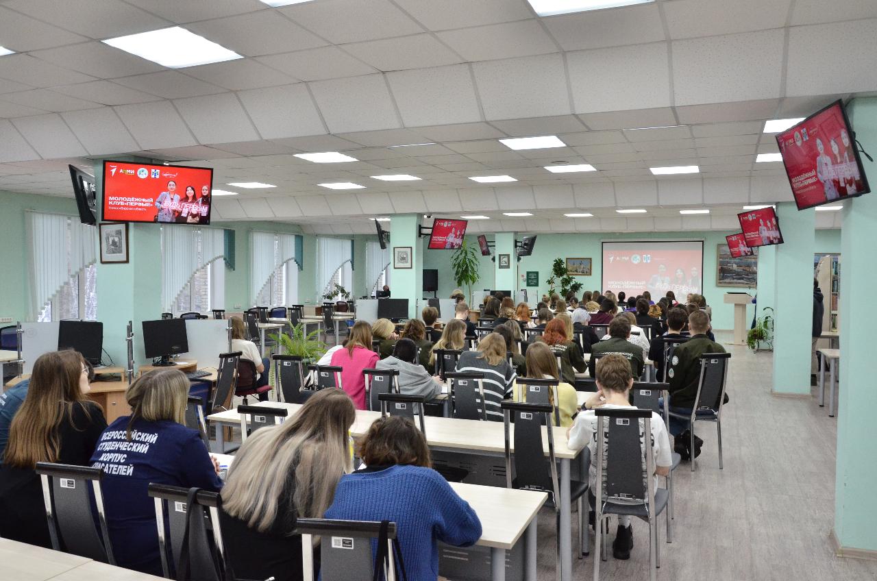 ФОТО к новости: «Диалог на равных»: Студенты НГПУ встретились с руководителем департамента молодёжной политики Новосибирской области