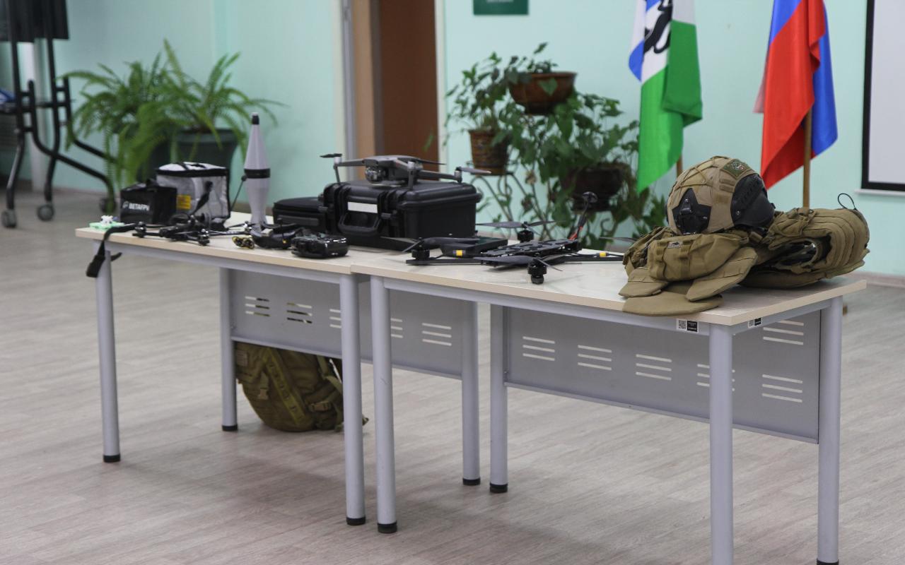 ФОТО к новости: Жизнь во славу Родины: бойцы ОМОНа провели со студентами НГПУ «Разговор о важном»