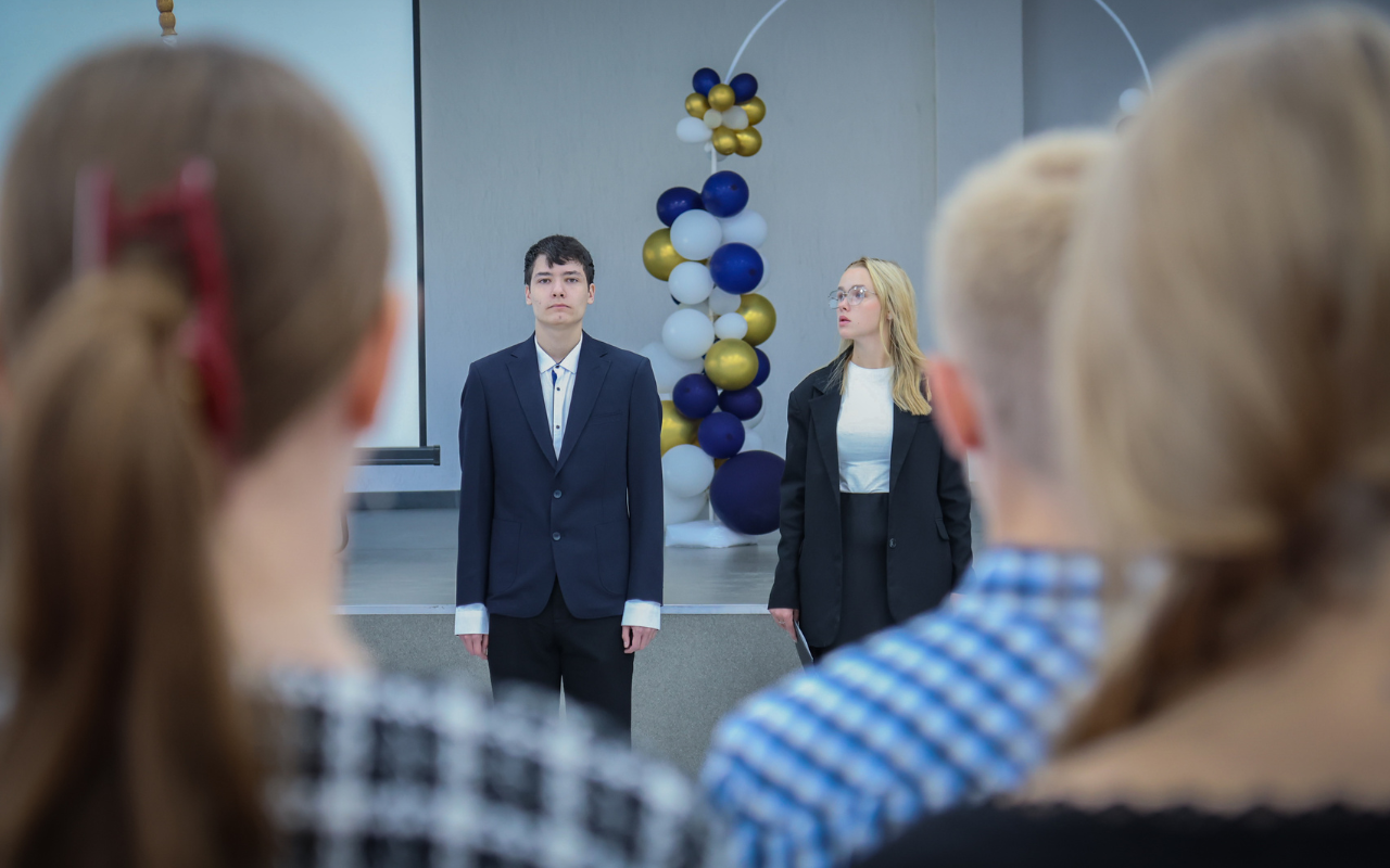 ФОТО к новости: Под флагом России: студенты-журналисты НГПУ продолжают традицию