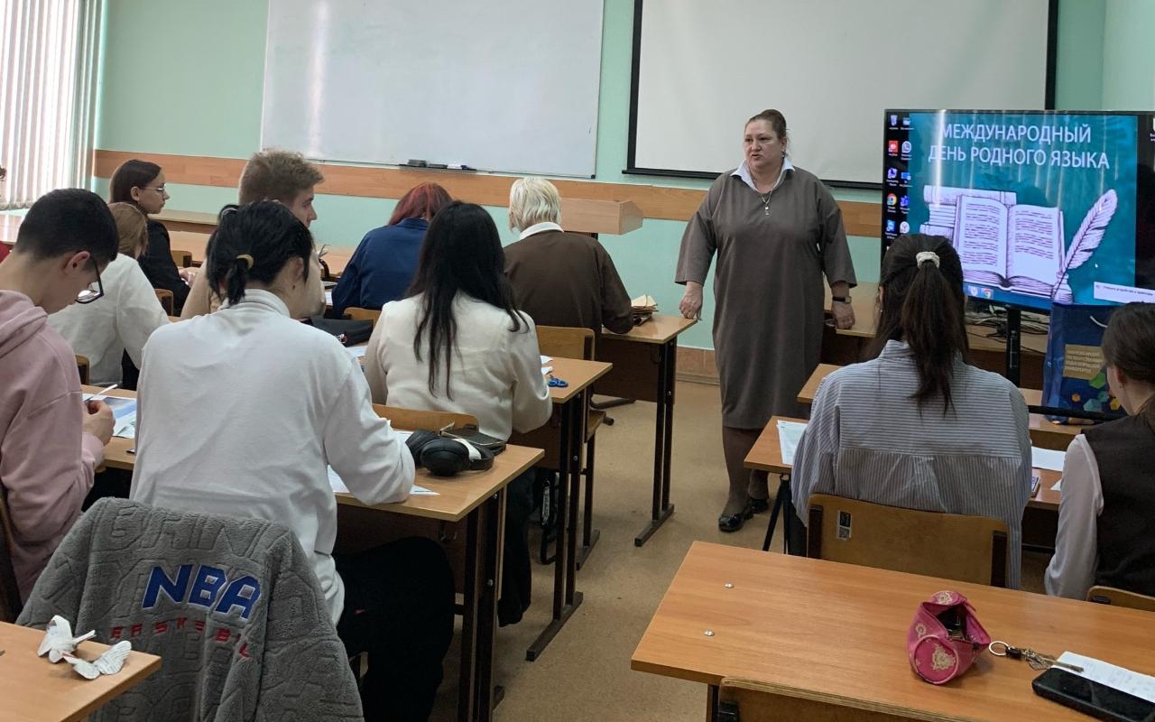 ФОТО к новости: Язык жив, пока на нем говорят: в НГПУ обсудили судьбу барабинско-татарского языка