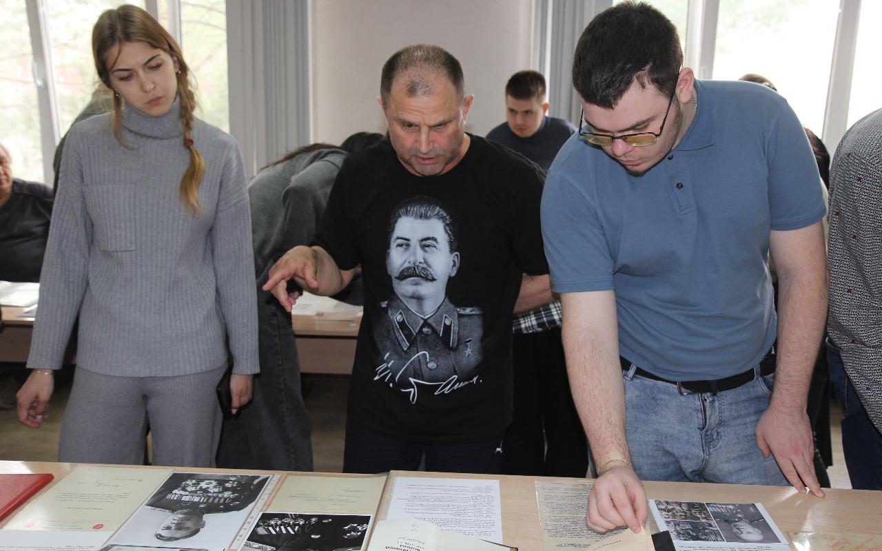 ФОТО к новости: В НГПУ открылась выставка «Маршалы Победы»