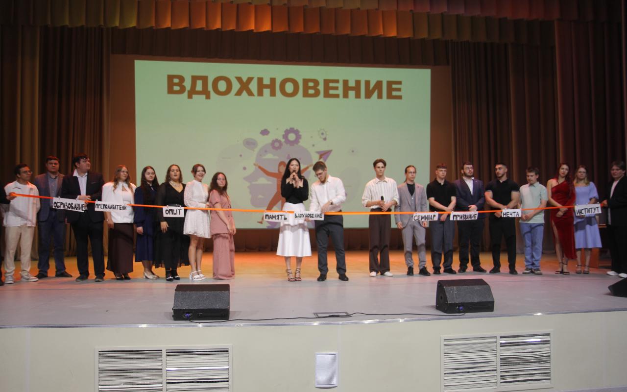 ФОТО к новости: Только на 5 – 55 процентов: выпускникам бакалавриата ИИГСО НГПУ вручили дипломы
