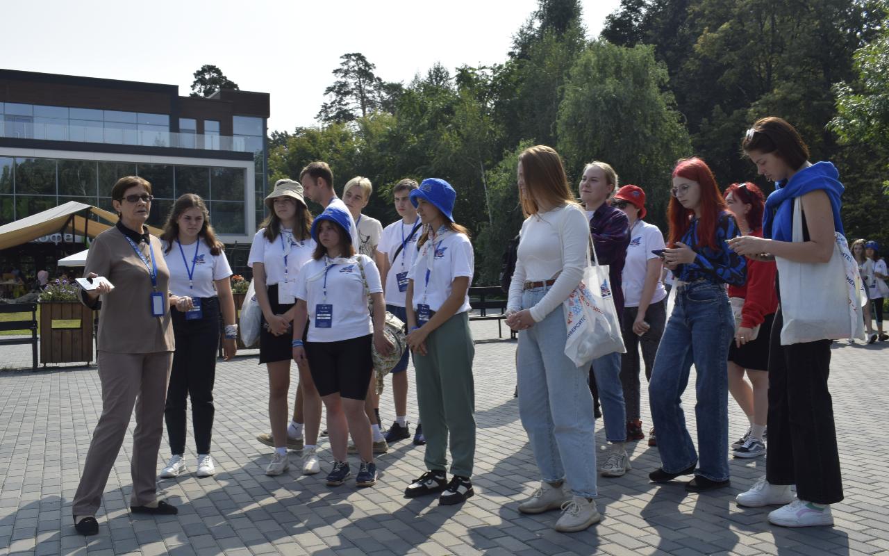 ФОТО к новости: Участники «Сибирских горизонтов для друзей» посетили один из крупнейших зоопарков России