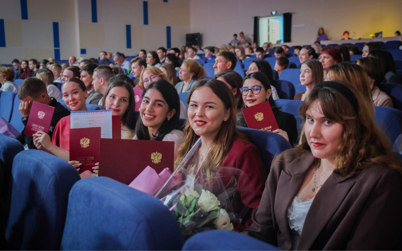 ФОТО к новости: ИКиМП выпускает новое поколение культурных лидеров: в НГПУ вручили дипломы 130 выпускникам