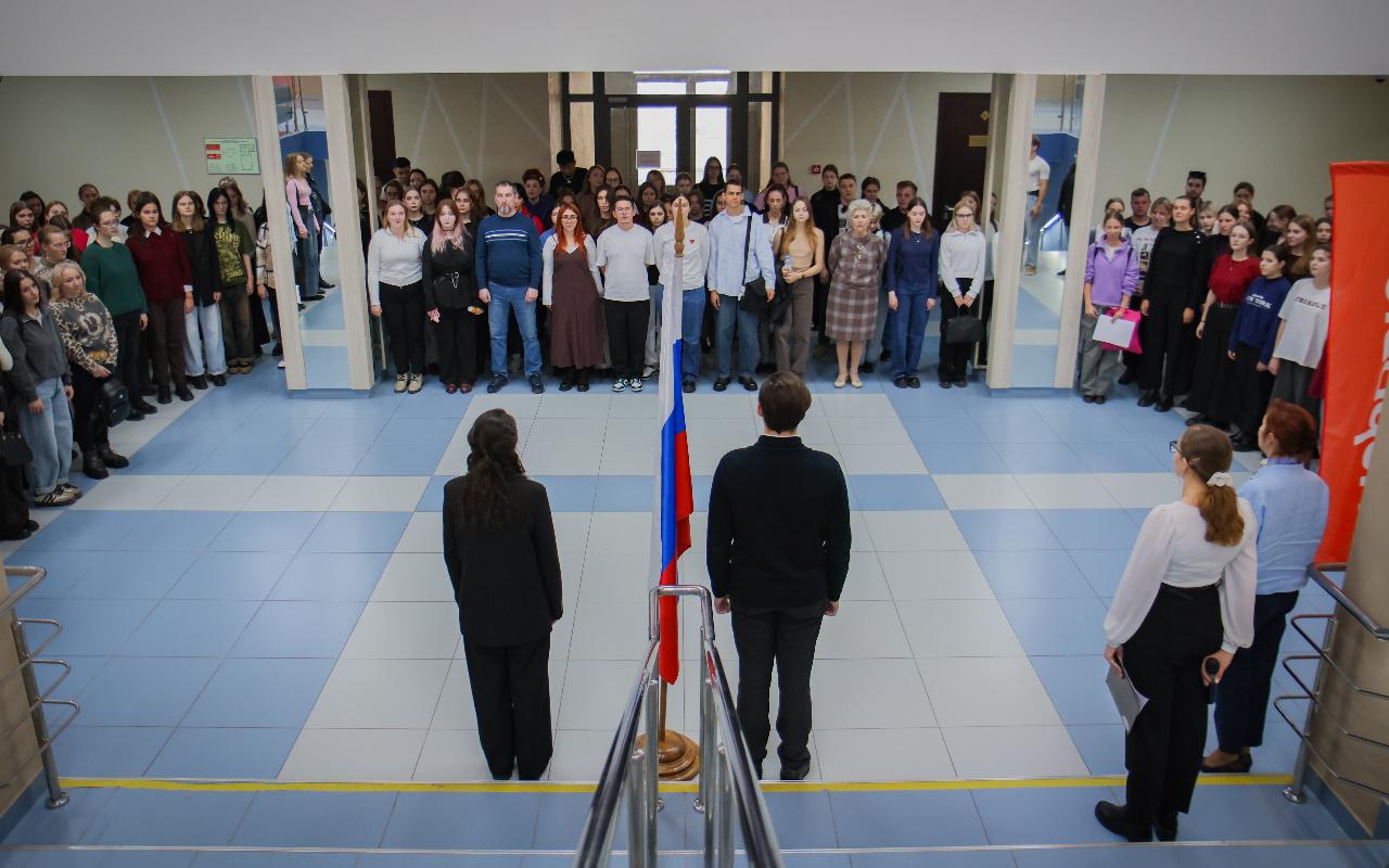 В НГПУ состоялось торжественное поднятие флага Российской Федерации