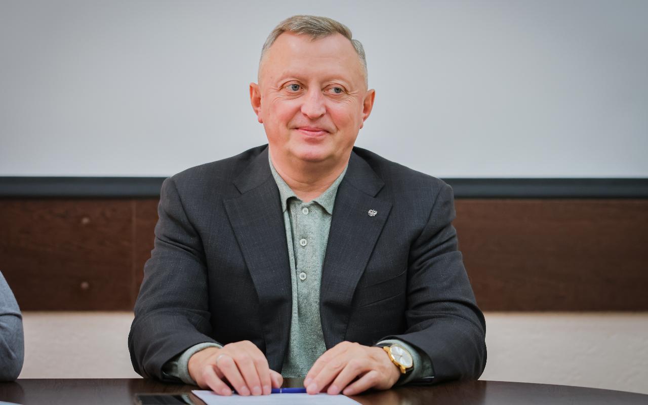 «Открытый университет — это наша позиция»: и.о. ректора НГПУ Сергей Нелюбов встретился с участниками молодёжного медиацентра «Кафедра»