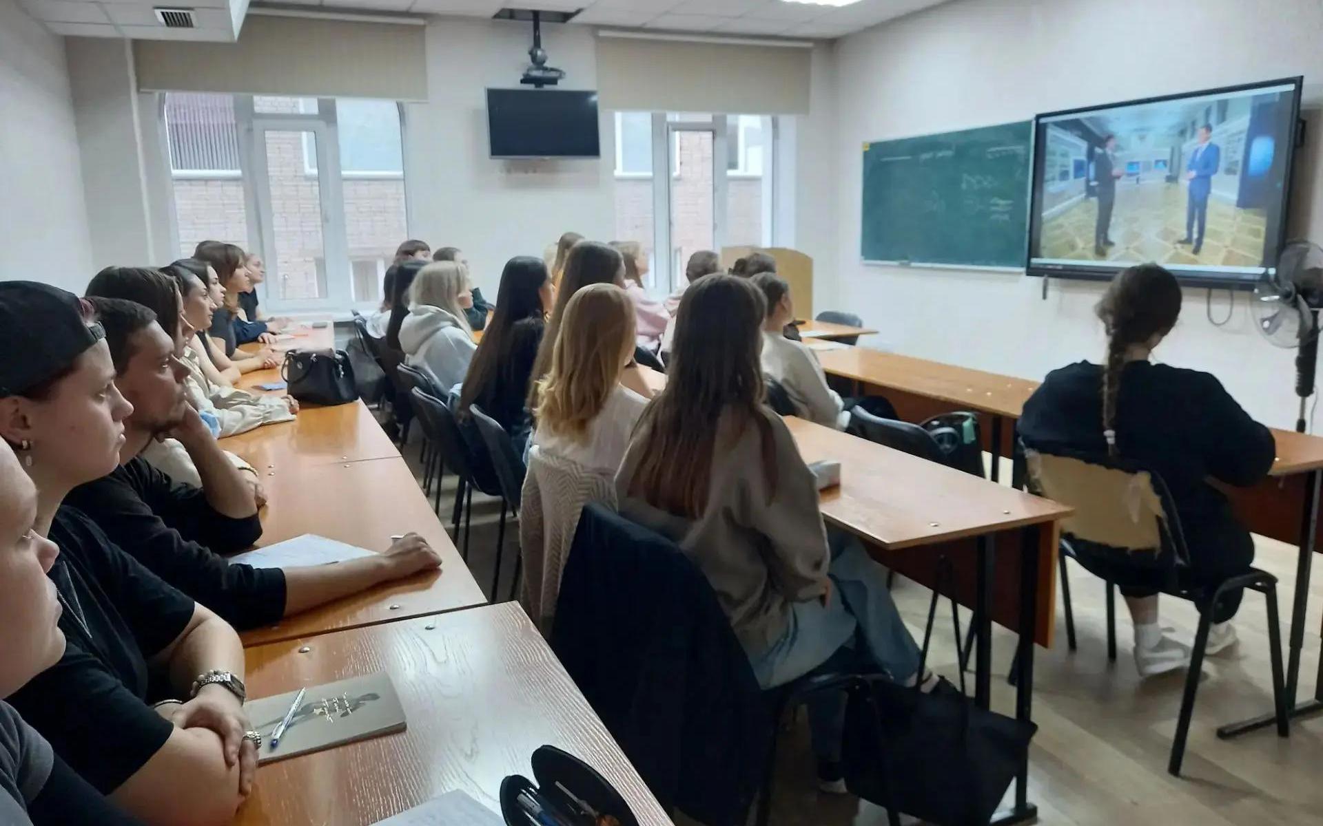 ФОТО к новости: Студенты НГПУ изучили материалы о достижениях страны