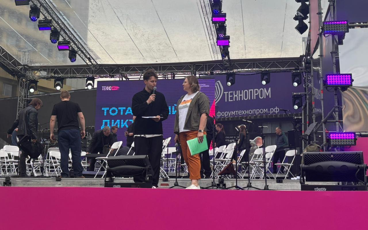 ФОТО к новости: «Память детства» с непростой пунктуацией: преподаватель НГПУ стала ведущей «Демодиктанта» в Новосибирске