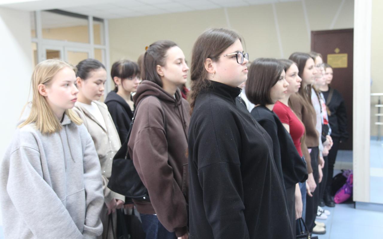 ФОТО к новости: Тот, кто вдохновляет и поддерживает: на торжественной линейке в НГПУ вспомнили о наставниках