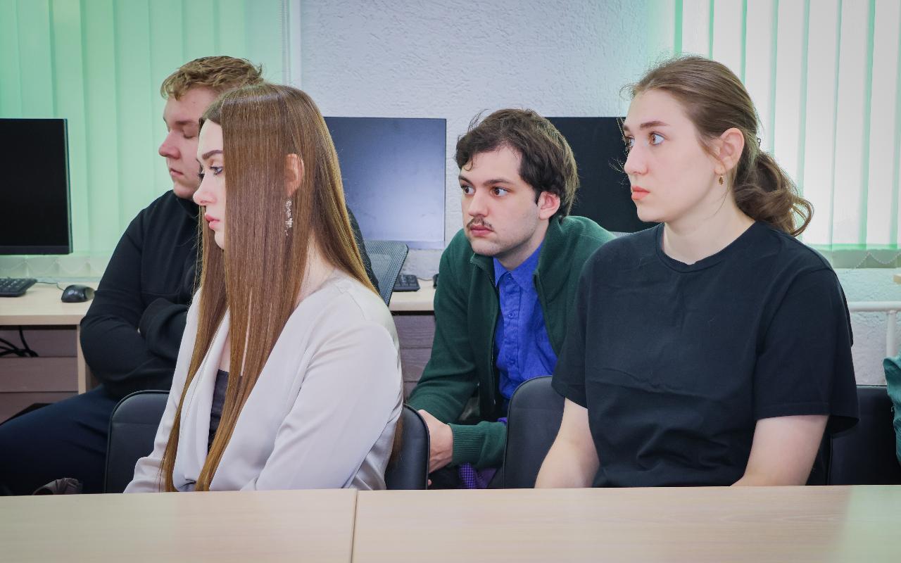 ФОТО к новости: История как основа гражданского самосознания: в НГПУ прошла встреча с протоиереем Борисом Пивоваровым в рамках проекта «Разговоры о важном»