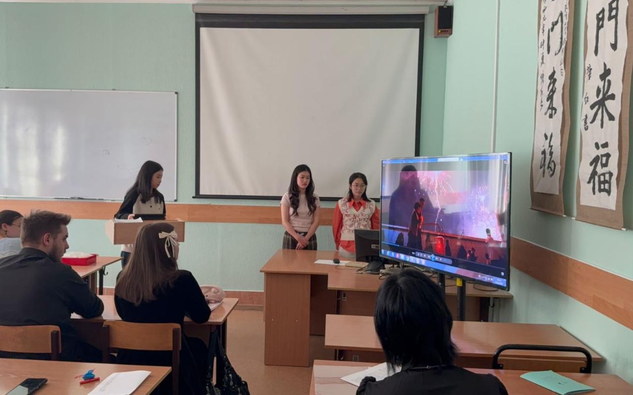 ФОТО к новости: Лунные пряники и зайчики с предсказаниями: в НГПУ встретили один из главных праздников народов Юго-Восточной Азии