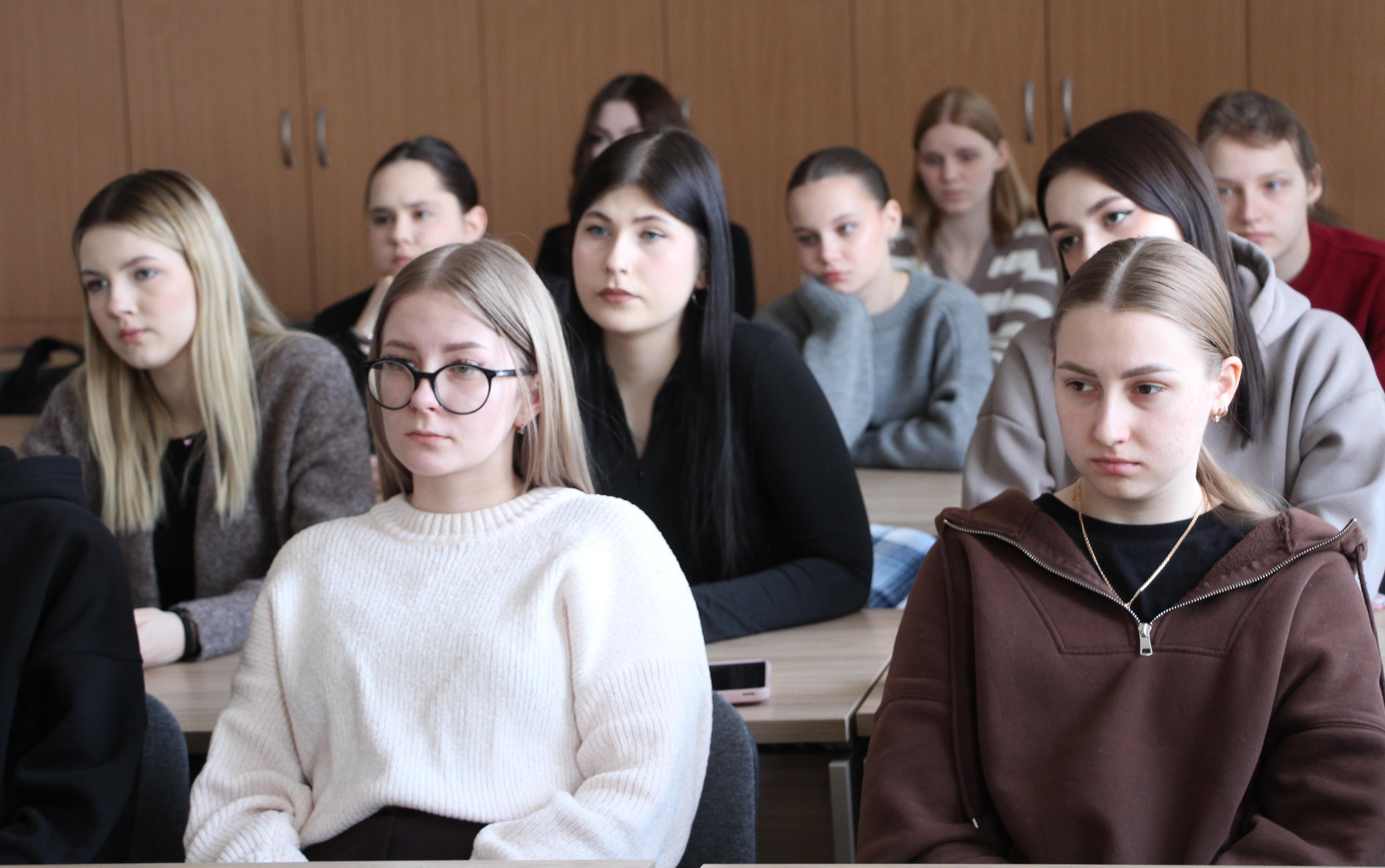 ФОТО к новости: Молодые бойцы Росгвардии рассказали студентам ФП НГПУ о службе