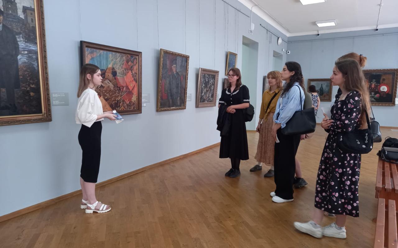 ФОТО к новости: Экзамен среди шедевров: студенты ИКиМП НГПУ сдавали дисциплину «Мировая художественная культура» в залах музея