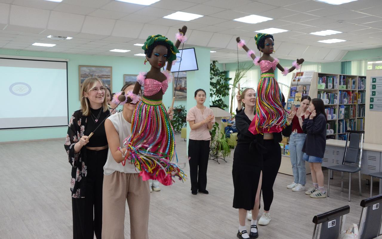 ФОТО к новости: Язык театра понимают все: НГПУ посетили деятели культуры из Индии, Кореи и Китая