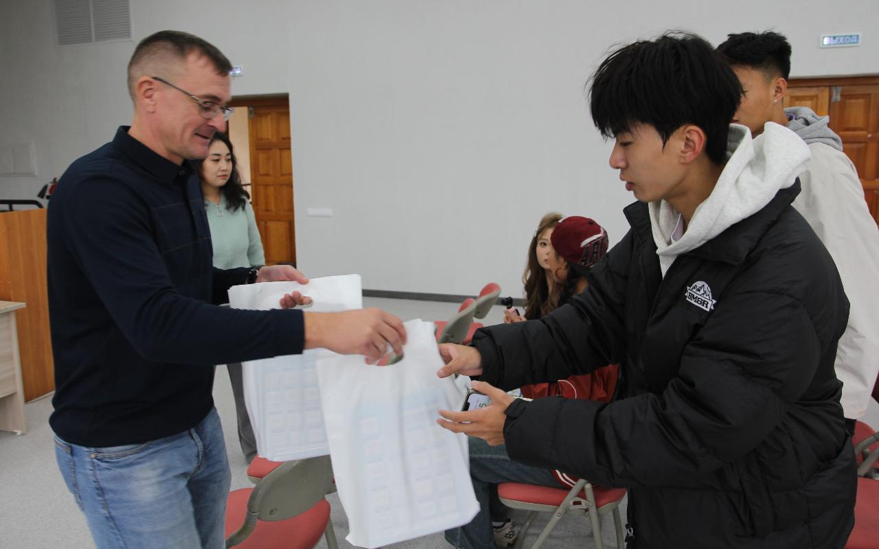 ФОТО к новости: В НГПУ для знакомства с самбо приехали студенты из Китая 