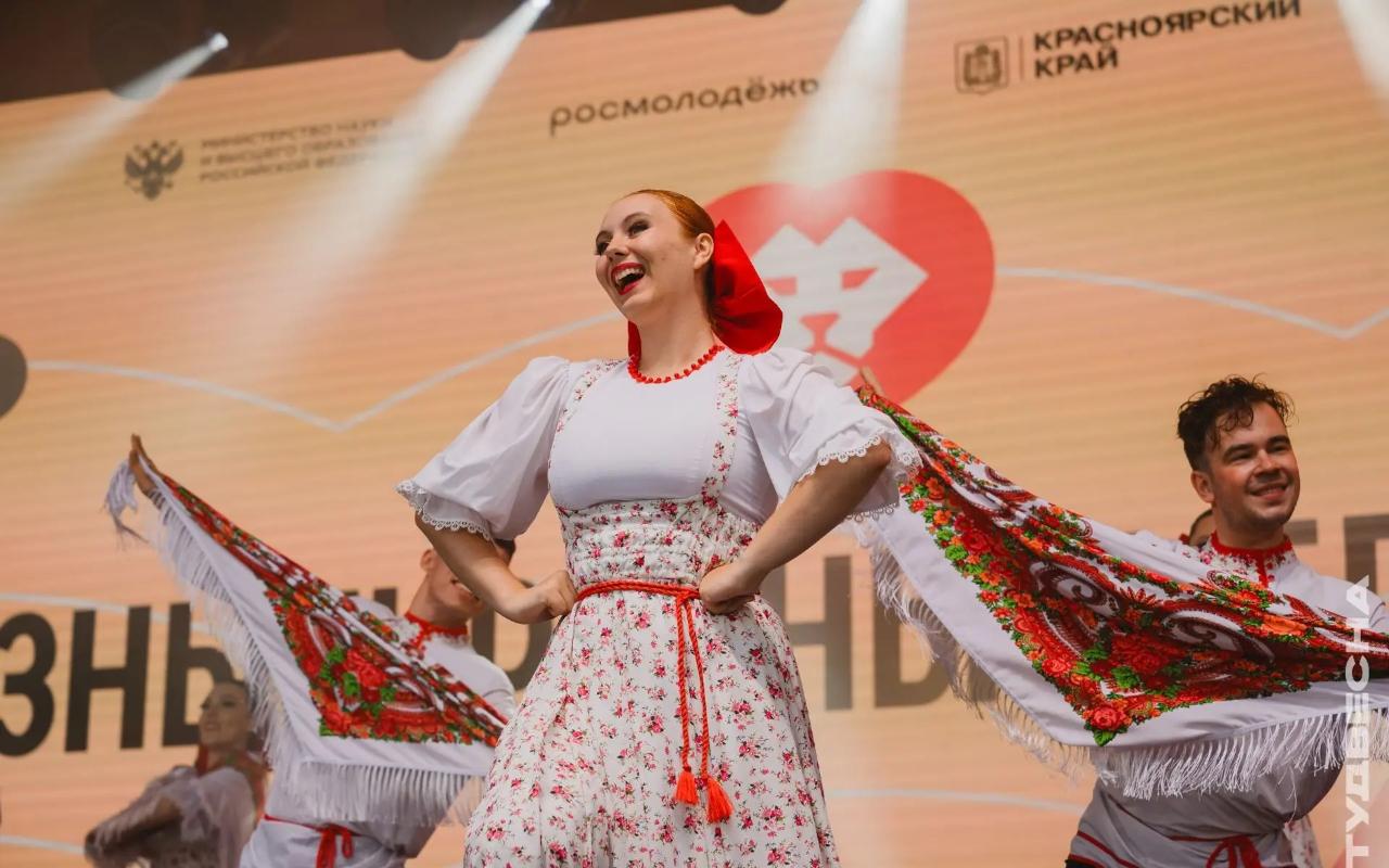 ФОТО к новости: Мощно, ярко, незабываемо: студентка НГПУ приняла участие в «Российской студенческой весне»