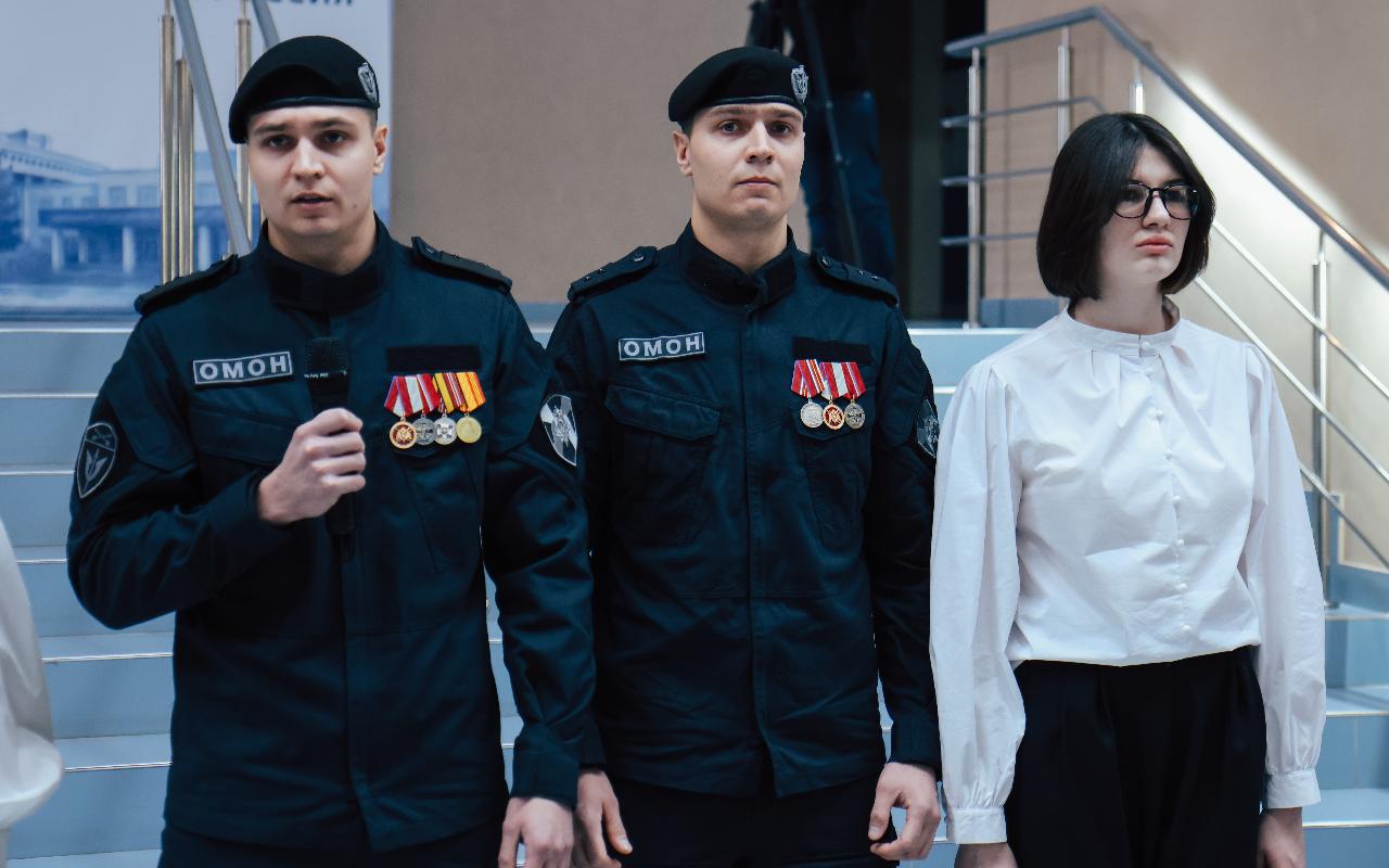 ФОТО к новости: В НГПУ торжественно подняли Государственный флаг Российской Федерации в День российского студенчества