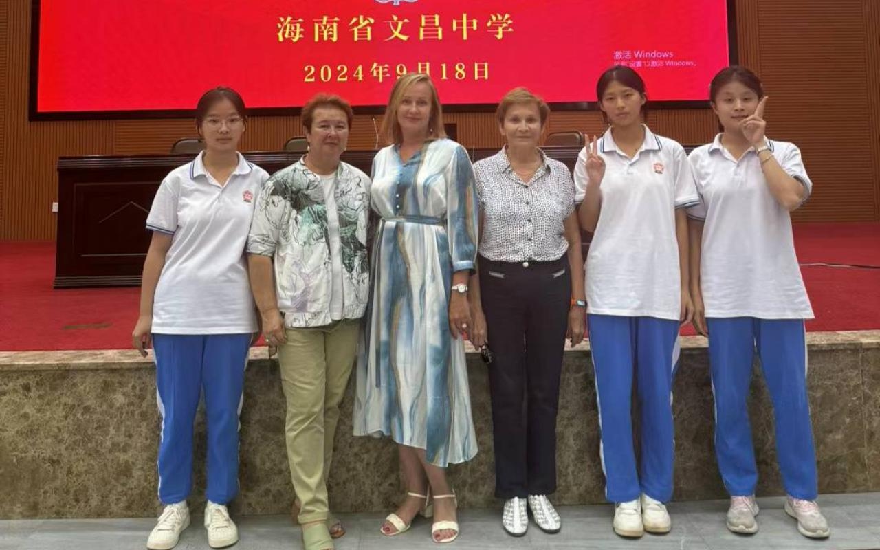 ФОТО к новости: Урок русского: преподаватели НГПУ встретились с китайскими школьниками на Хайнане