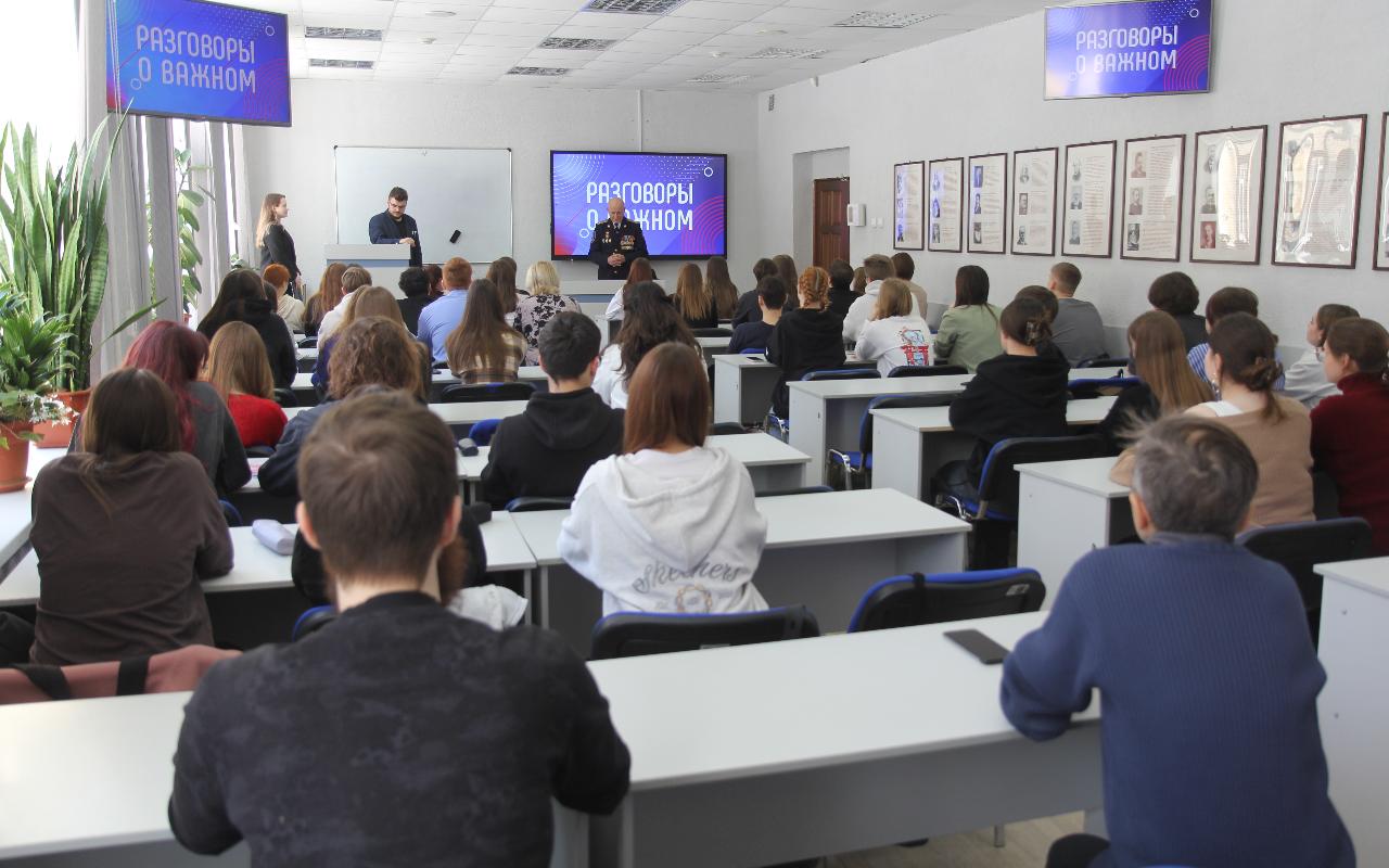 ФОТО к новости: «Не стойте на месте и двигайтесь к цели»: ветеран ФСБ встретился со студентами НГПУ