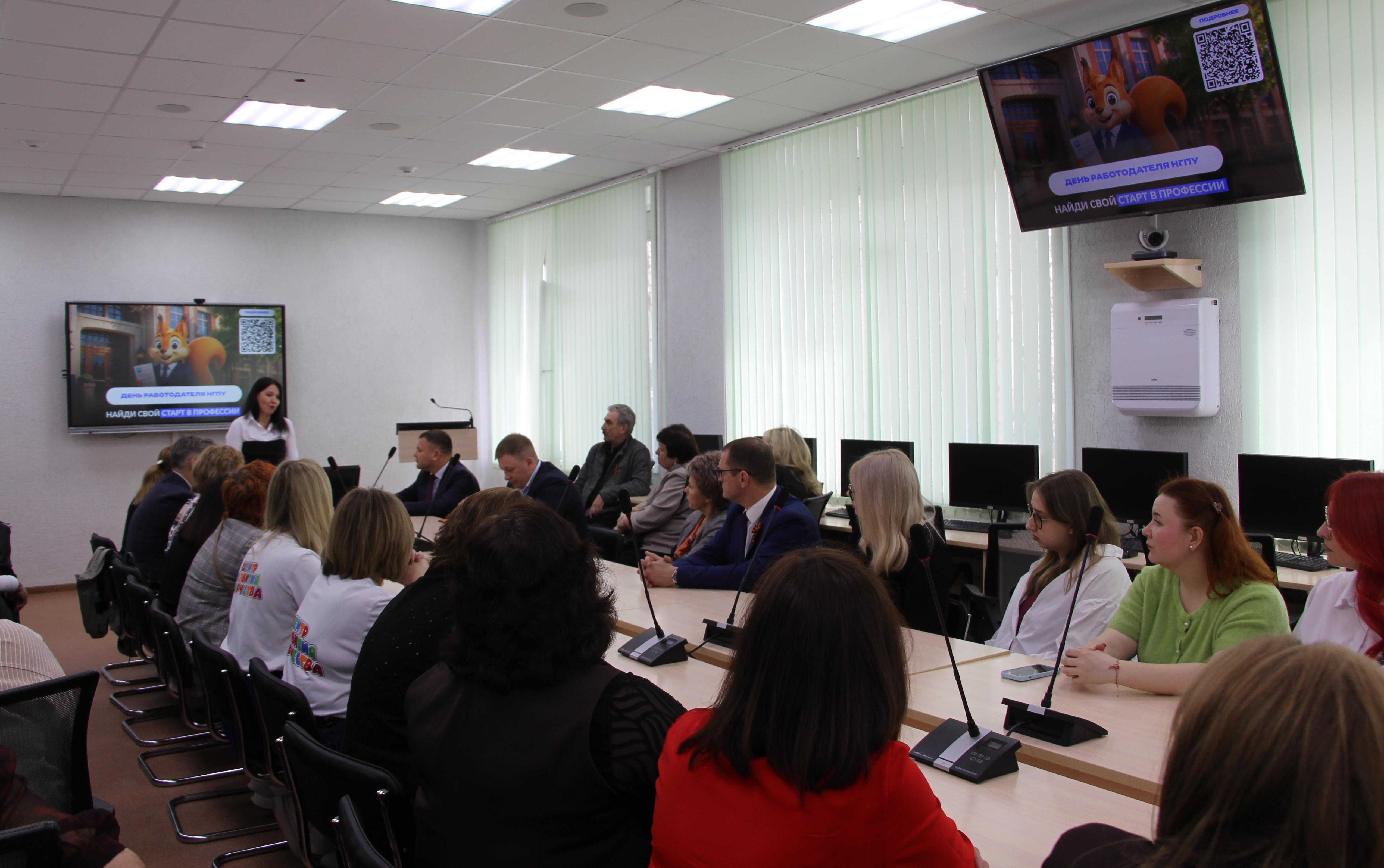 ФОТО к новости: Работодатели и будущие учителя встретились в НГПУ на Дне работодателя