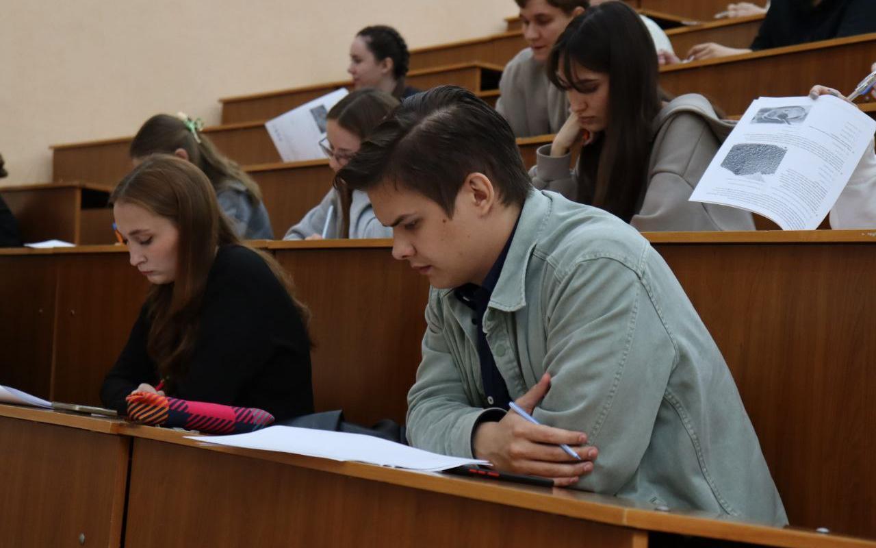 ФОТО к новости: Наука без границ: в НГПУ прошёл Всероссийский химический диктант