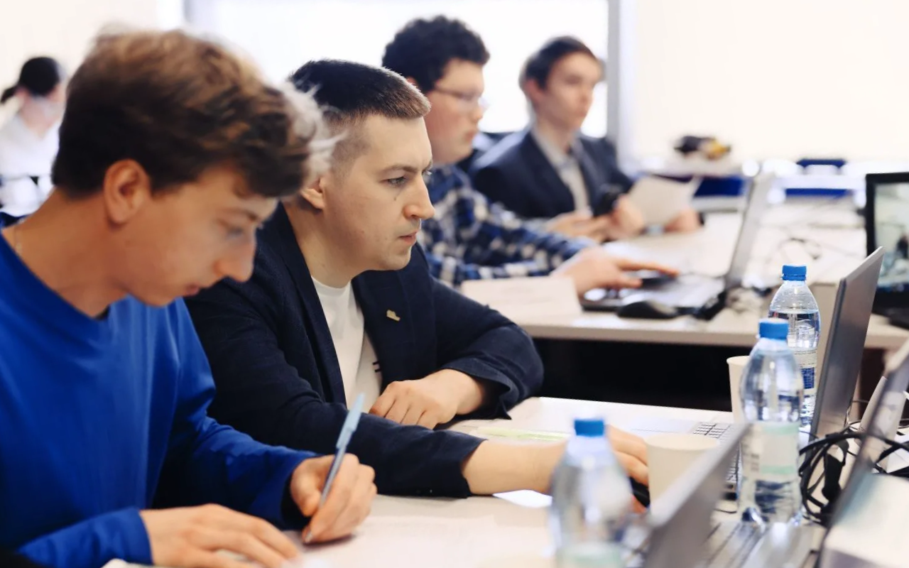 ФОТО к новости: Представитель НГПУ выступил экспертом конкурса «Большие вызовы», школьники под его руководством стали победителями регионального финала