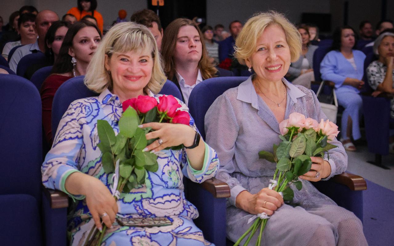 ФОТО к новости: «Вы — будущее России»: в НГПУ состоялось вручение дипломов выпускникам Института истории, гуманитарного и социального образования