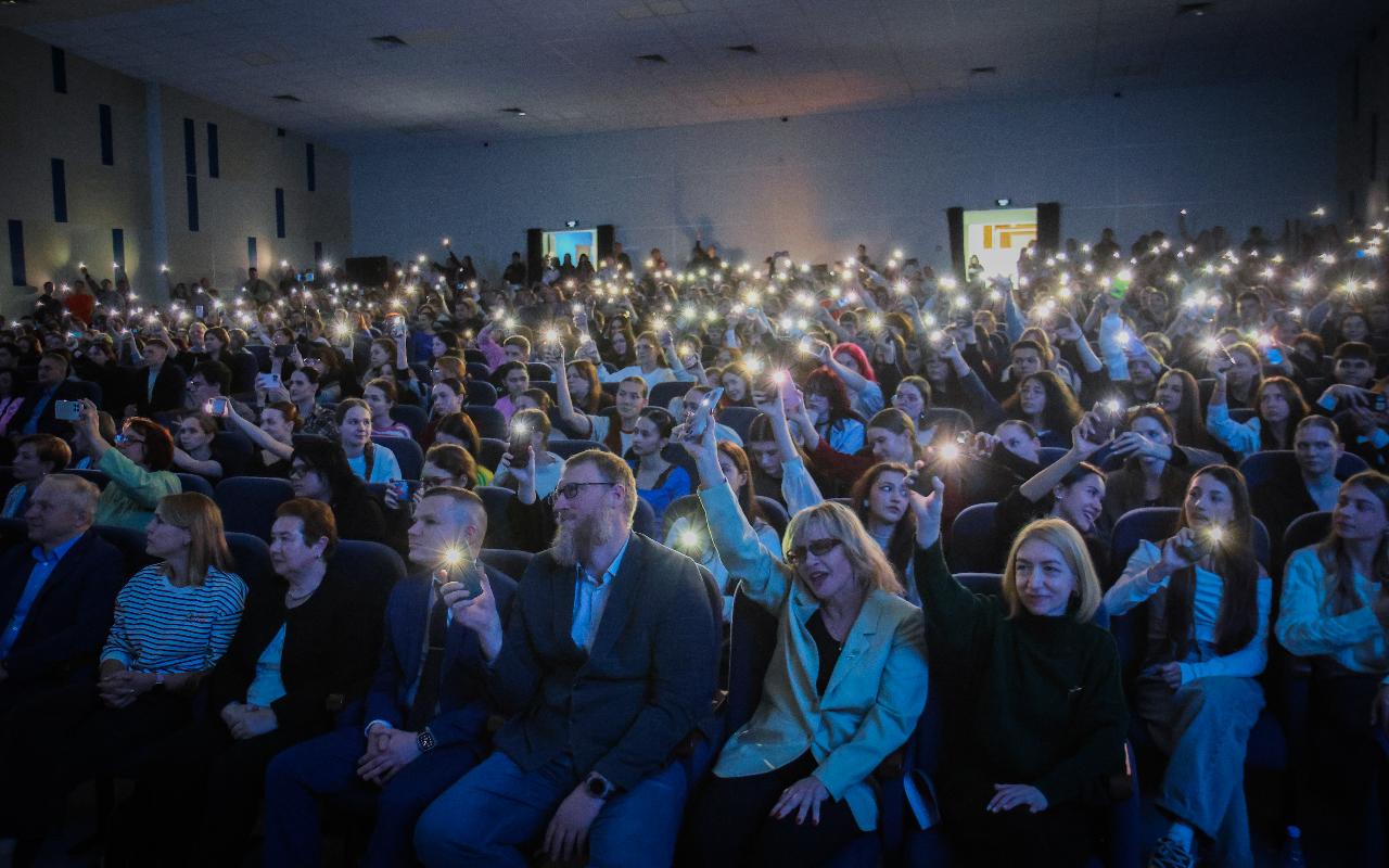 ФОТО к новости: Награды за профессионализм и подвижничество: в НГПУ прошел праздничный концерт к Дню Учителя
