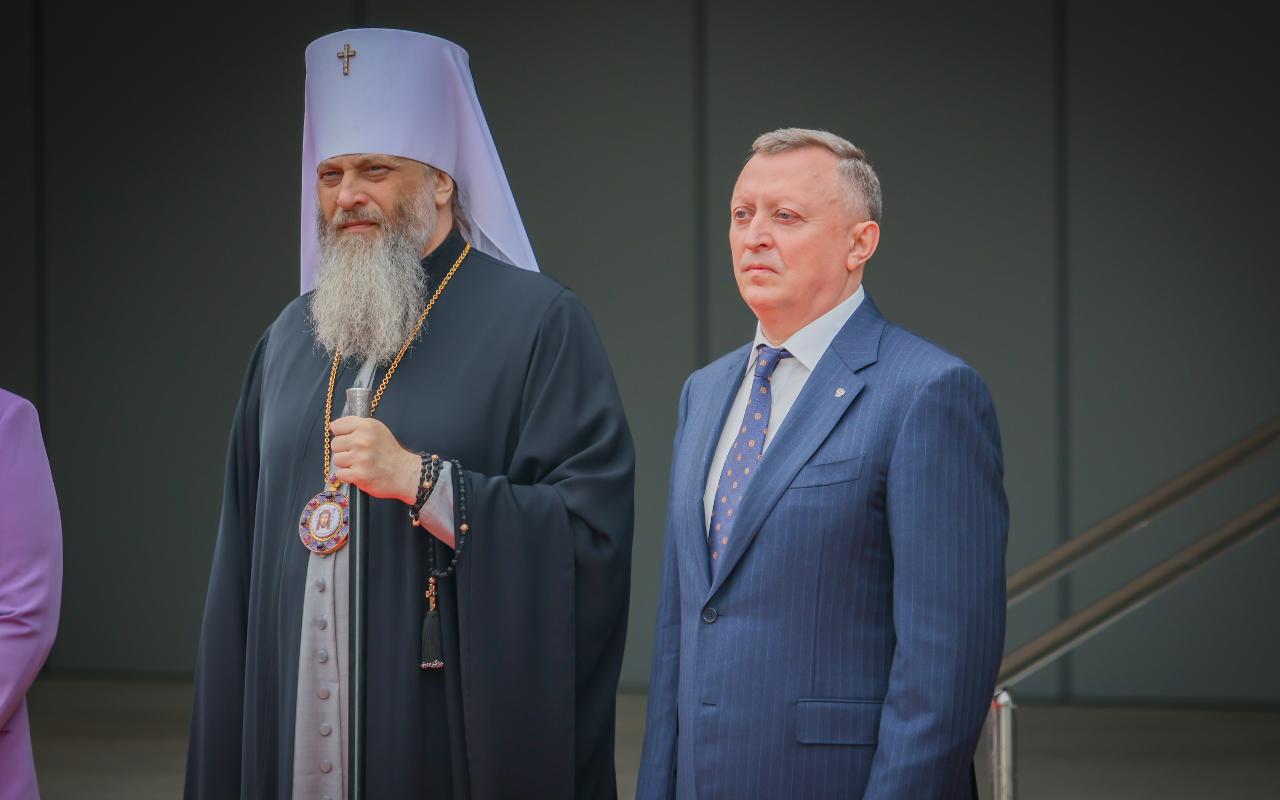 «Ставьте амбициозные цели и достигайте их!»: и.о. ректора НГПУ Сергей Нелюбов выступил на линейке перед первокурсниками