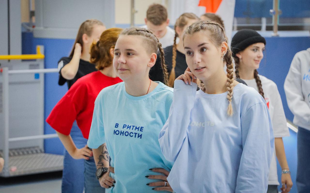 ФОТО к новости: Флешмоб ко Дню учителя в НГПУ