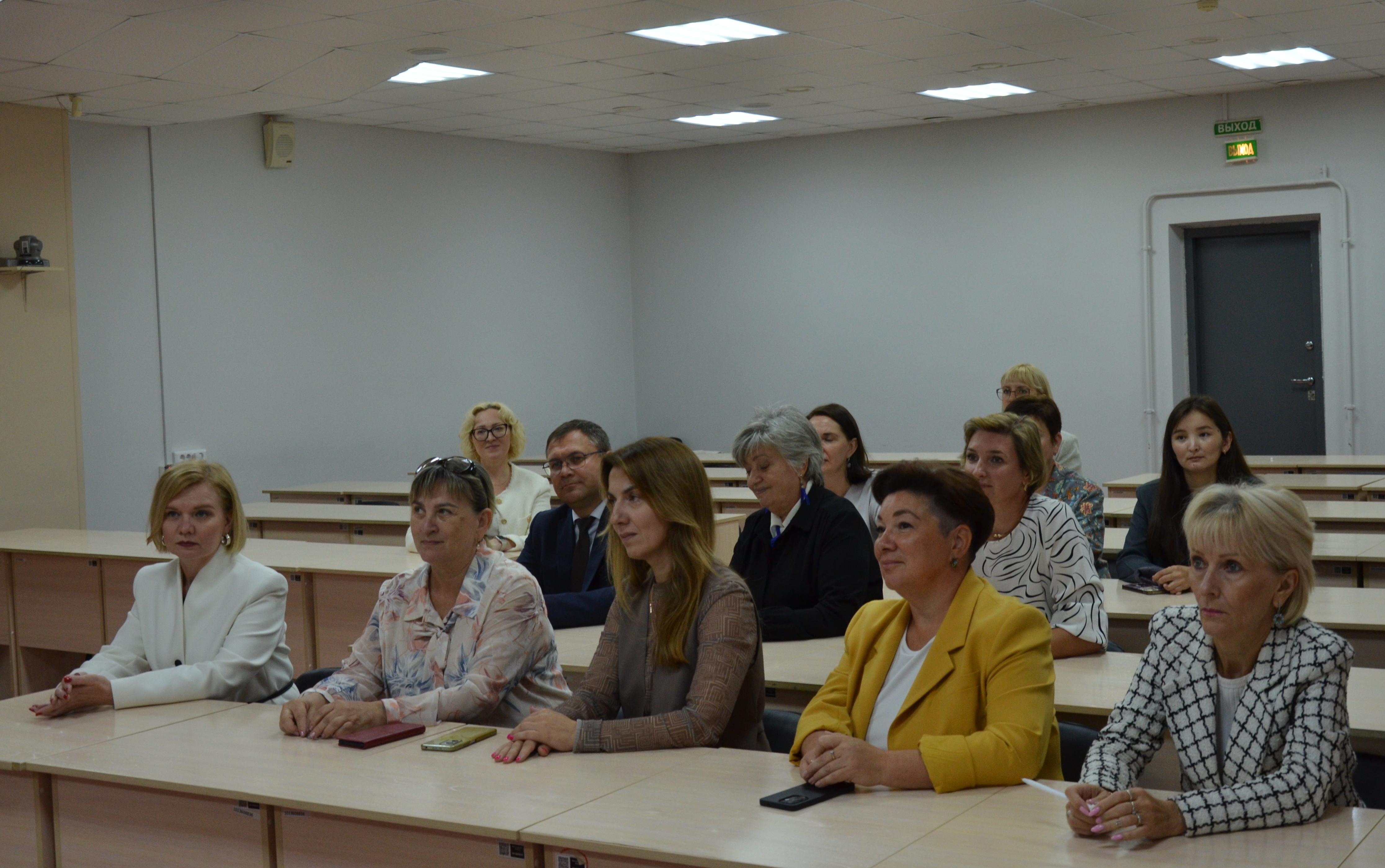 ФОТО к новости: Коллективам ИМиСК НГПУ и университетской библиотеки представили новых директоров