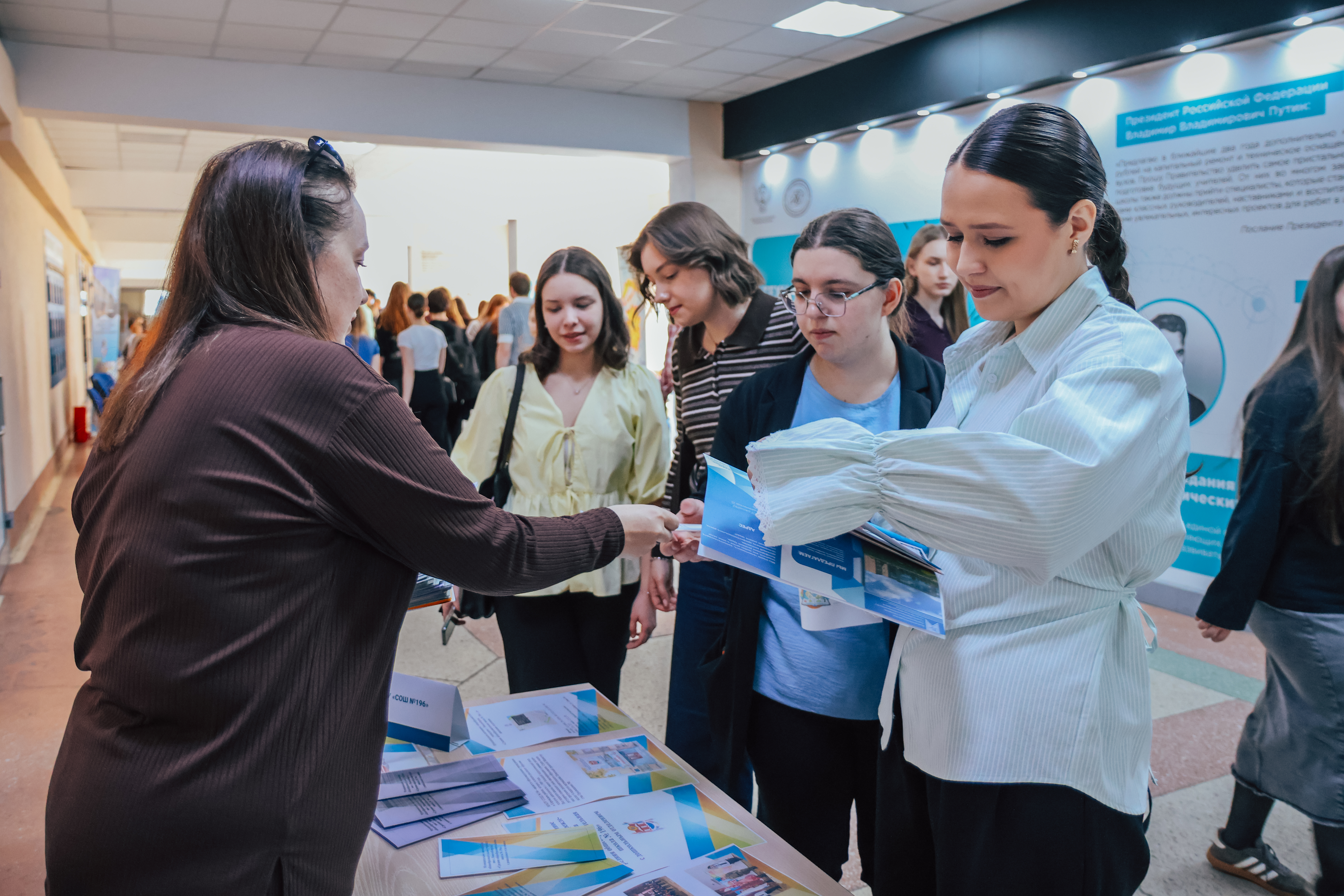 ФОТО к новости: Работодатели и будущие учителя встретились в НГПУ на Дне работодателя